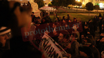 Κατάληψη Πρυτανείας: Σακούλες με φαγητά πετούσαν οι αλληλέγγυοι στους καταληψίες 