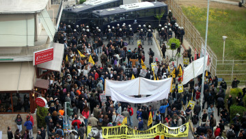 Σε κλοιό διαδηλωτών ο Κορυδαλλός για τη δίκη της Χρυσής Αυγής