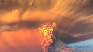 Χιλή: Εξερράγη μετά από 42 χρόνια, το τρίτο πιο επικίνδυνο ηφαίστειο!