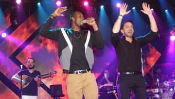 Φωτογραφίες: Ο Ολυμπιακός γιόρτασε στα μπουζούκια τη μεγάλη πρόκριση