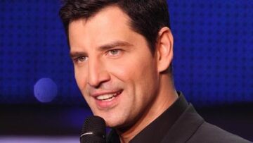 Δείτε τον Σάκη Ρουβά να κάνει πρόβα για το «Άξιον Εστί» 