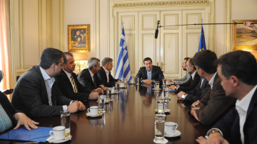 Ραντεβού «ανακωχής» Τσίπρα με Περιφερειάρχες-Δημάρχους για τα αποθεματικά