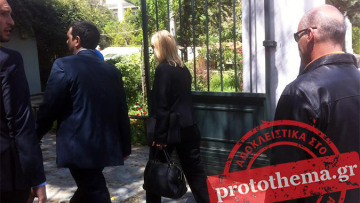 Τσίπρας-Δούρου περπάτησαν μαζί από το Μαξίμου στη Βουλή