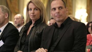 Independent: Ο «ροκ σταρ» υπουργός τη γλίτωσε από τους αναρχικούς χάρη στην αγκαλιά της γυναίκας του