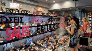 «Ενδιάμεσες» εκπτώσεις από σήμερα - Ανοιχτά καταστήματα την Κυριακή