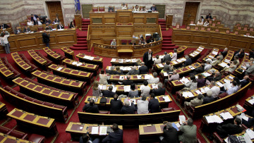 «Άναψαν» τα αίματα στη Βουλή για τις εξελίξεις στην διαπραγμάτευση