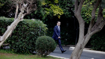 Τσίπρας για συνομιλίες με Γιούνκερ, Ολάντ: «Και πού είστε ακόμα!»