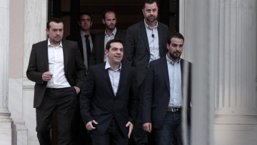 Υποχώρηση από τις «κόκκινες γραμμές» σε εργασιακό, συνταξιοδοτικό, αξιολόγηση