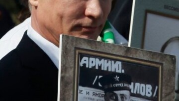 «Λύγισε» ο Πούτιν στους εορτασμούς με τη φωτογραφία του πατέρα του αγκαλιά