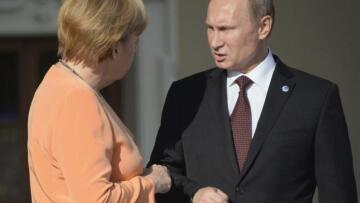 Μέρκελ σε Πούτιν: Να συνεργαστούμε και να βρούμε διπλωματικές λύσεις