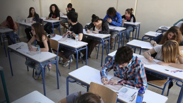 Πανελλαδικές: Πιο δύσκολη η εισαγωγή στα ΑΕΙ - Περισσότεροι στα ΤΕΙ 