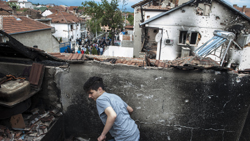 Εικόνες καταστροφής στο Κουμάνοβο μετά τις αιματηρές συγκρούσεις