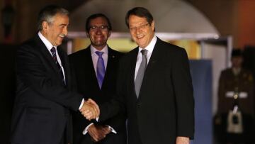 Σε εξέλιξη η πρώτη συνάντηση Αναστασιάδη - Ακιντζί