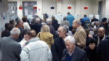 «Μαχαίρι» στις επικουρικές και στις πρόωρες συντάξεις ζητούν οι δανειστές