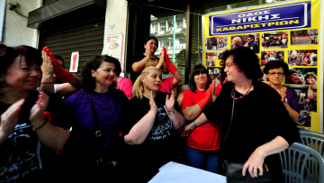 Με «παρέλαση» υπουργών και ολονύχτιο γλέντι γιόρτασαν οι καθαρίστριες την επαναπρόσληψή τους