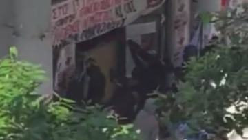 Με κλωτσιές και μπουνιές αντιεξουσιαστές εισέβαλαν στο Χημείο