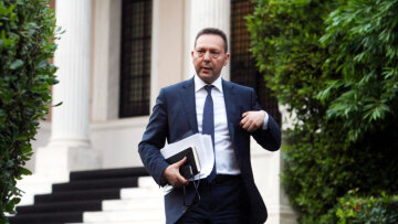 Συνεχίζεται ο «ανταρτοπόλεμος» κατά Στουρνάρα