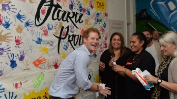 Δείτε τον πρίγκιπα Χάρι να παίζει και να το ευχαριστιέται σαν μικρό παιδί! 