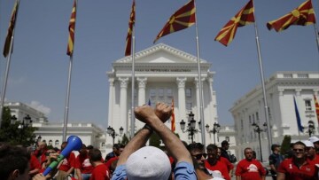 Σκόπια: Με σκηνές έξω από τη Βουλή ζητούν παραίτηση Γκρουέφσκι οι διαδηλωτές 