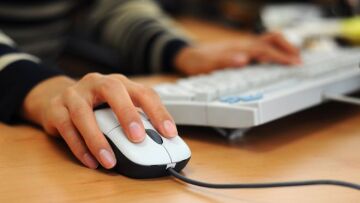 ΟΠΕΚΑ: Πώς θα πάρετε τα αδιάθετα voucher για τουρισμό και θέατρο, η διαδικασία στα ΚΕΠ
