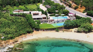 Ο Νίκας βάζει πωλητήριο στη βίλα στη Σαρωνίδα και φεύγει για εξωτερικό