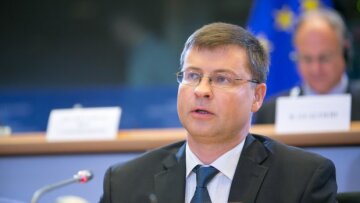 Ντομπρόβσκις: Δεν συζητάμε διαγραφή του ελληνικού χρέους