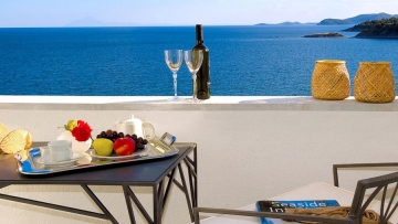 «Ρήτρα χρεοκοπίας» ζητούν από τους Ελληνες ξενοδόχους οι tour operators