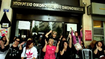 Το ΔΝΤ ζητά απολύσεις όσων επαναπροσλήφθησαν στο Δημόσιο