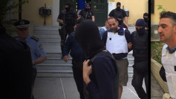 Στα όπλα και τα αυτοκίνητα οι έρευνες μετά τις συλλήψεις των ληστών στη Νέα Αγχίαλο