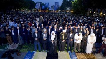 Μαζική προσευχή μουσουλμάνων έξω από την Αγία Σοφία 