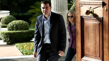 Ωρες αγωνίας στην Αθήνα - Περιμένουν τις αποφάσεις των «5»