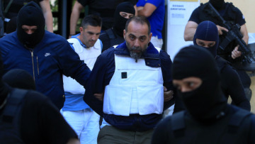 Προκλητικοί κατά τη μεταφορά τους στην Ευελπίδων οι δύο συλληφθέντες για τη ληστεία του Διστόμου