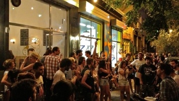 Πολ Μέισον: Ξημερώματα σε ένα μπαρ με Συριζαίους και όλοι περιμένουν εκλογές