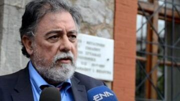 Πανούσης: «Με χτυπάνε και από τα δύο μέρη, γι' αυτό μένω όρθιος»