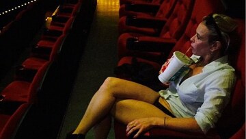 Παρουσιάστρια πήγε να δει το «Mad Max» και... ξέχασε να φορέσει παντελόνι