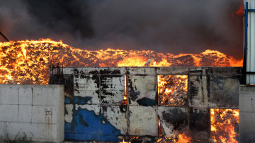 Φωτιά στον Ασπρόπυργο: SOS για τα καρκινογόνα σε τρόφιμα και νερό! 