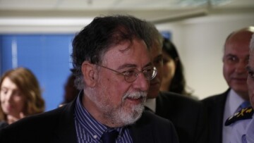 Ο ΣΥΡΙΖΑ «χτυπά» τον Πανούση, αλλά ο Τσίπρας του έδωσε και την ΕΥΠ