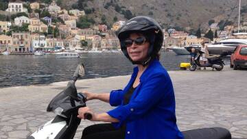 Η Ιζαμπέλ Αλιέντε κάνει βόλτες με σκουτεράκι στη Σύμη