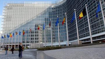 Reuters: Οι Βρυξέλλες συζητούν για ελάφρυνση του χρέους