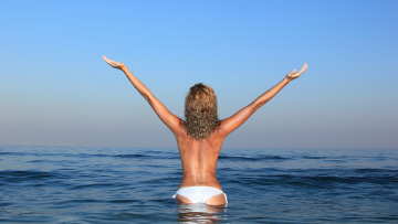 Γαλλία: Συστάσεις αστυνομικών για τόπλες ηλιοθεραπεία - Ο υπουργός Εσωτερικών υποστήριξε τις λουόμενες