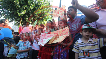 Μετανάστες διαδηλώνουν έξω από τη Βουλή για την ιθαγένεια