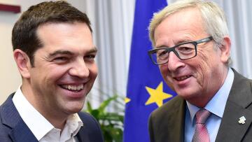 Handelsblatt: Οι αλληλοκατηγορίες Τσίπρα - Γιούνκερ εντείνουν την ελληνική κρίση