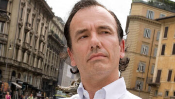 Αυτός είναι ο Ιταλός φαρσέρ που «τρολάρει» τον Γιάννη Στουρνάρα