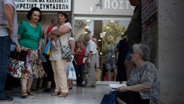 Η ανάλυση των μέτρων: Έμμεση μείωση 6% στις συντάξεις και 1,5% στους μισθούς