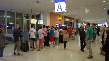 Σε μεγάλες ουρές συνωστίζονται και οι τουρίστες στα ATM του αεροδρομίου