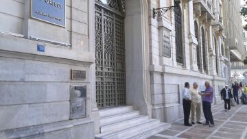 Δραματικές ώρες για τους συνταξιούχους που δεν έχουν κάρτα ανάληψης από ΑΤΜ