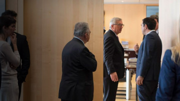 Τώρα η Αθήνα δέχεται πρόταση Γιούνκερ και συζητά ματαίωση δημοψηφίσματος