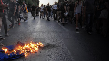 Αντιεξουσιαστές έκαψαν την σημαία της ΕΕ στο κέντρο της Αθήνας