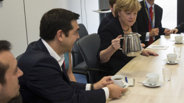 Δείτε φωτογραφία: Η Μέρκελ προσέφερε καφέ στον Αλέξη Τσίπρα  
