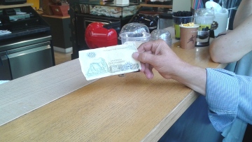 Ήθελε να πληρώσει τον καφέ του με δραχμές!